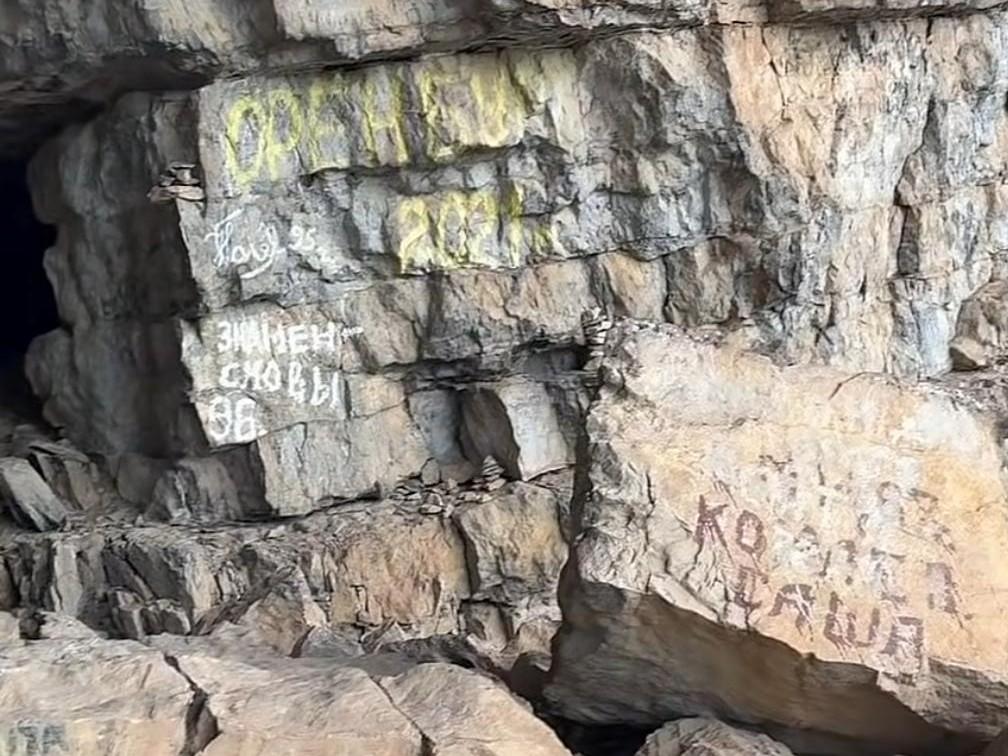 «Здесь были…»: уфимский путешественник показал, как туристы разрисовали пещеру в Башкирии