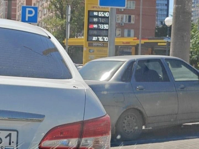 По словам ростовчанки, на заправке «Роснефть» цена не была завышена. | Источник: читатель 161.RU