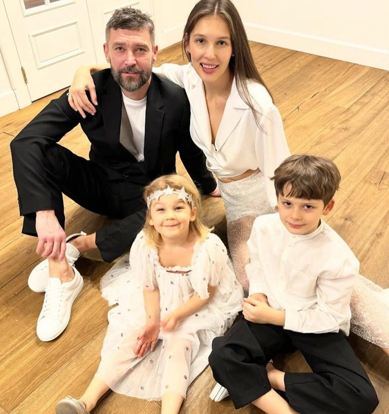 Владимир Кристовский поделился фотографией с семьей