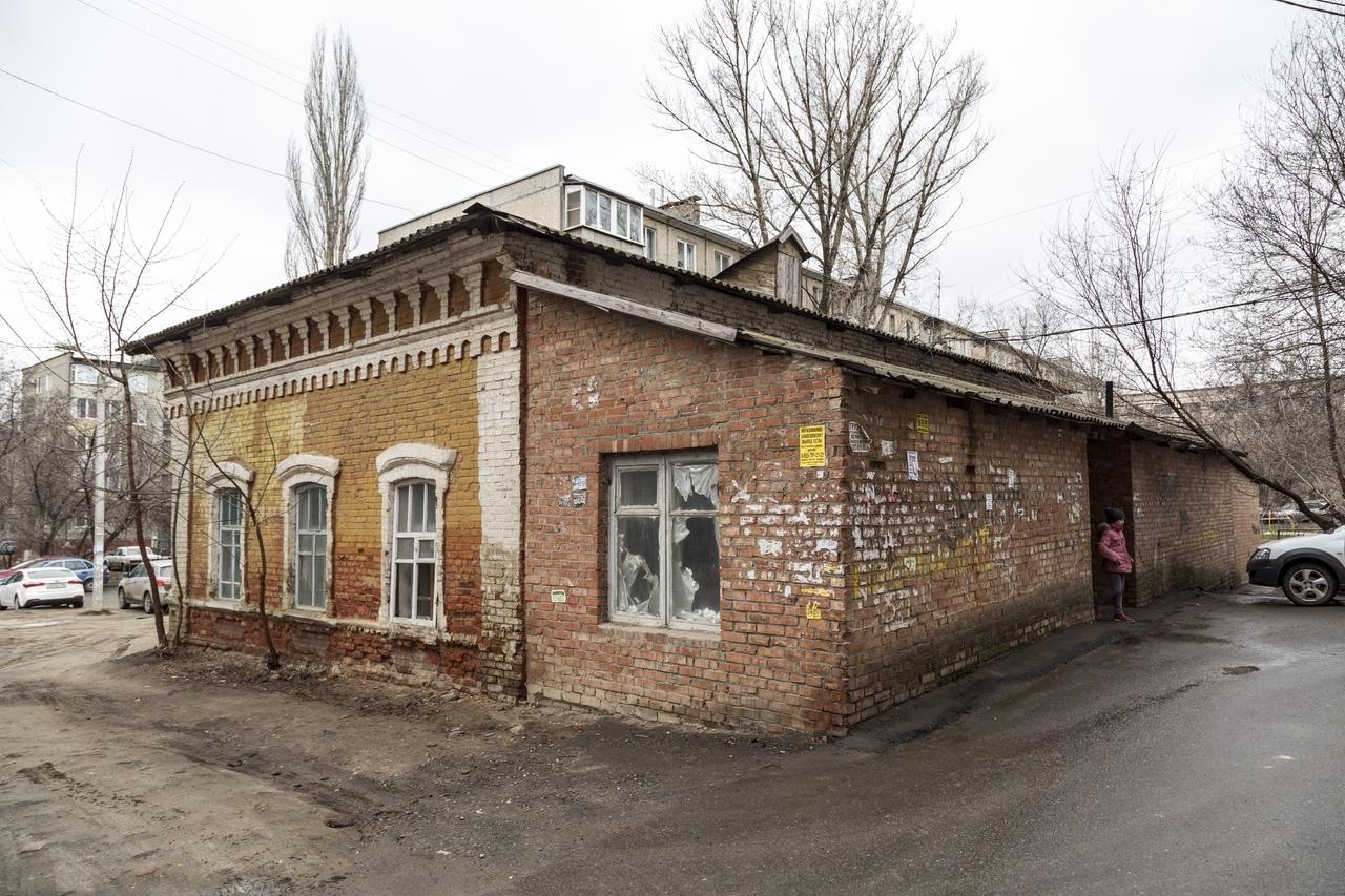 Ничего не можем сделать»: в Волгограде разбирают дом-памятник у ТЮЗа - 7  декабря 2019 - V1.ру