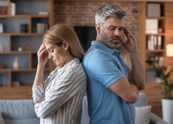 Жизнь под откос: 5 признаков, что ваш мужчина переживает кризис среднего возраста (и как ему помочь)