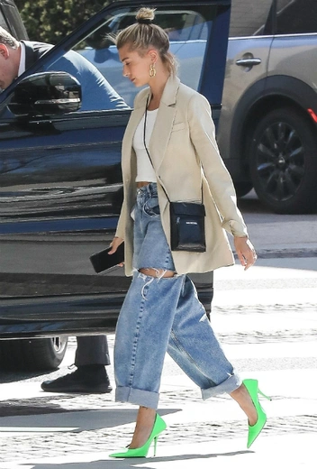 Хейли Бибер в Беверли-Хиллз | marieclaire.ru