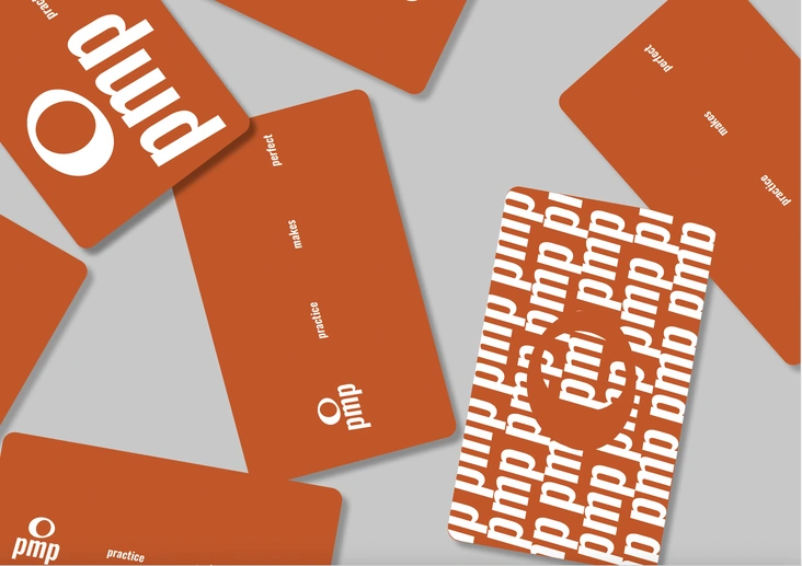 Подарочные карты и тренировки PMPПодарочные карты любого номинала подойдут тем, кто хочет оставить выбор формата тренировок за получателем сертификата. В студиях PMP доступны групповые классы BODY & MIND и занятия на Reformer, индивидуальные сессии Pilates PMP, функциональные тренировки PMP Functional, а также персональные тренировки с основателем бренда Денисом Сычевым.