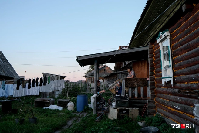 Все дома в Лайтамаке, как и устройство быта селян, похожи. У большинства жителей нет водопровода | Источник: Анастасия Малышкина / 72.RU