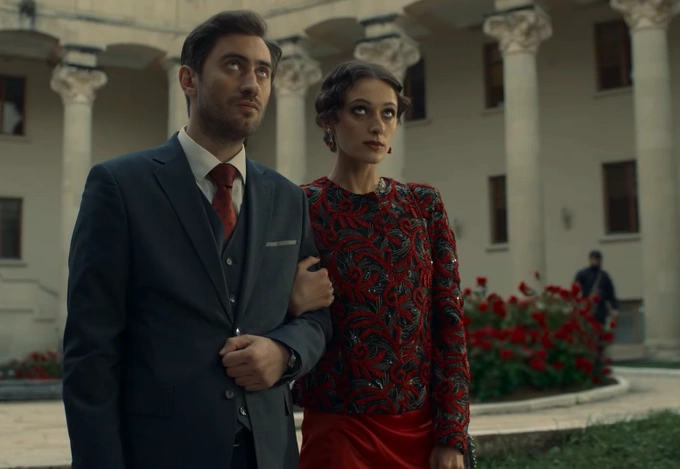 Кадр из сериала и внутренний двор корпуса № 3 санатория им. Орджоникидзе | Источник: Онлайн-кинотеатр Okko / YouTube