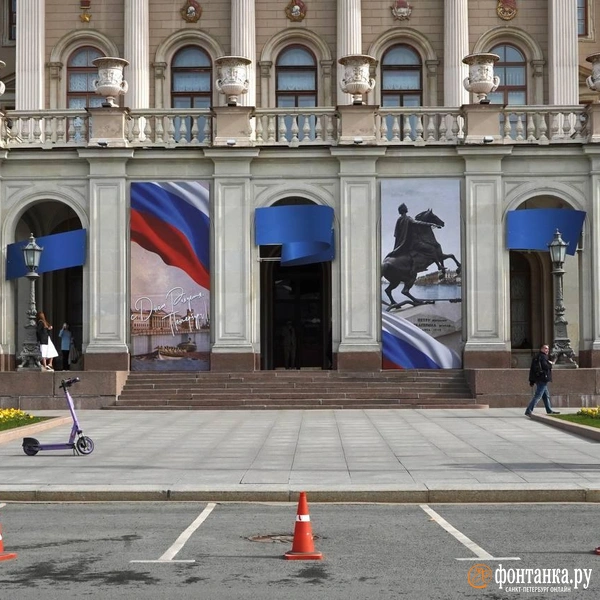 В Петербурге заметили первые украшения ко Дню города | Источник: Павел Даиси / «Фонтанка.ру»