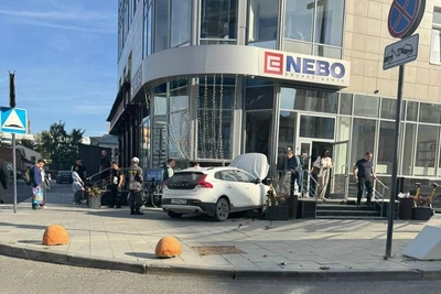 Volvo врезалась в бизнес-центр NEBO в Екатеринбурге