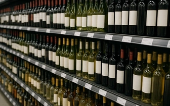 Полный запрет алкоголя перед Новым годом и в праздники: возможен ли такой сценарий в России?