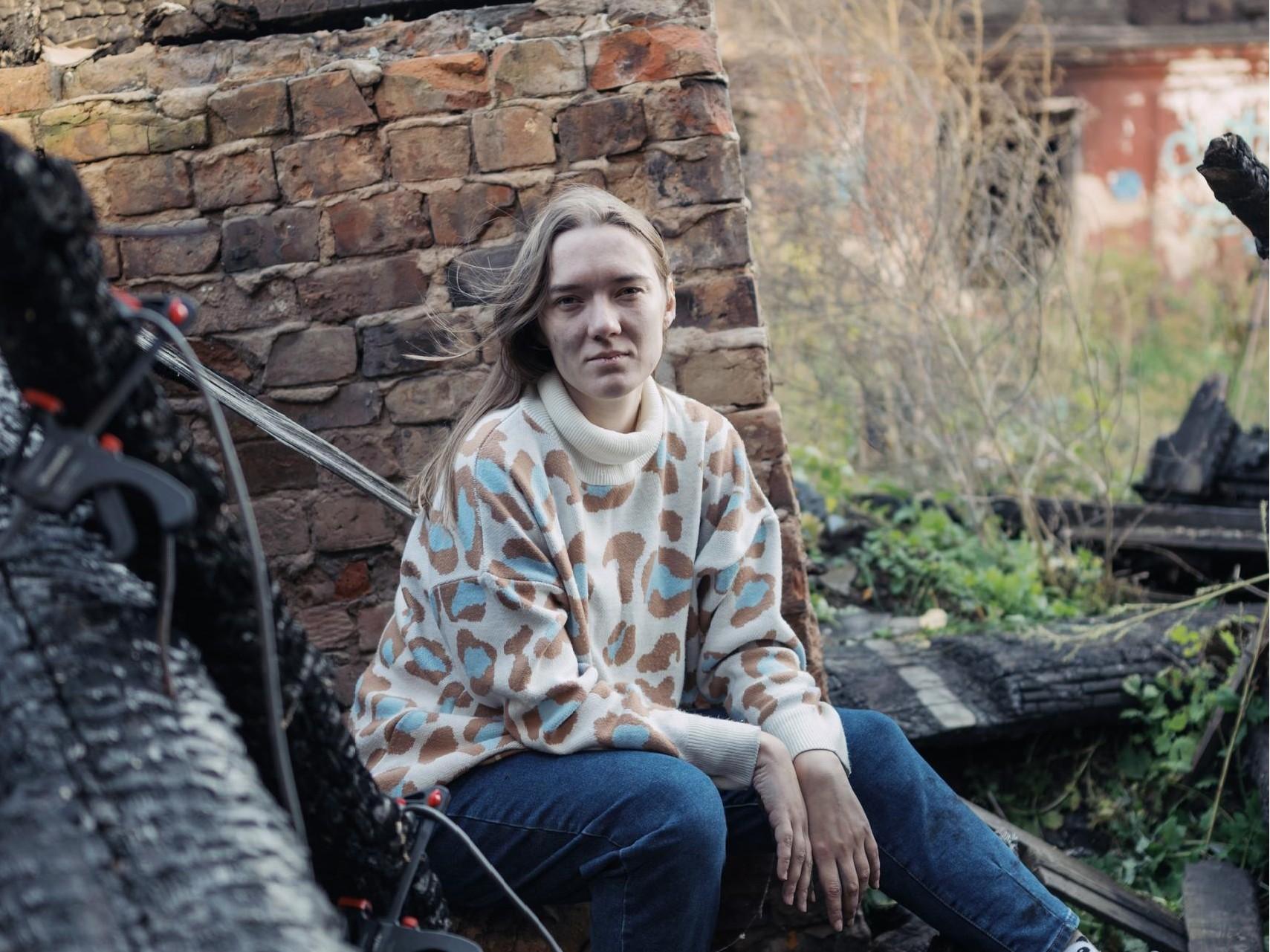 Скрип половиц, стук ветки в окно. Композитор из Сибири создала музыку о старинных домах вот как она звучит