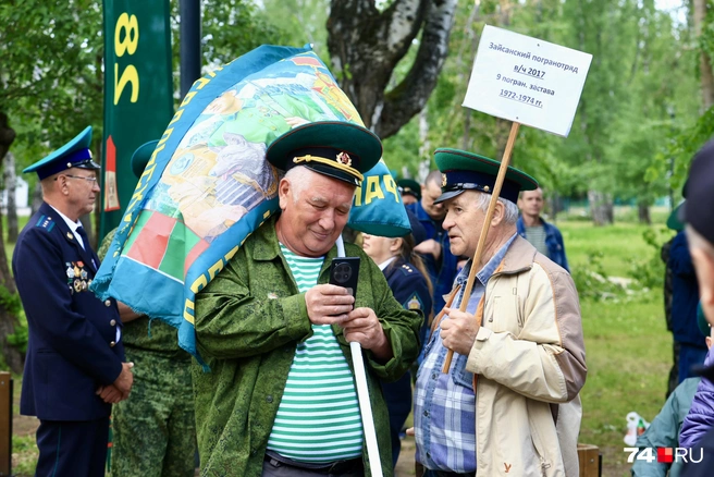 Многие ветераны служили вместе много лет назад | Источник: Михаил Шилкин