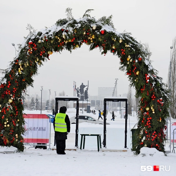 Входные группы в городок украсили арками | Источник: Ирина Тропина / 59.RU 