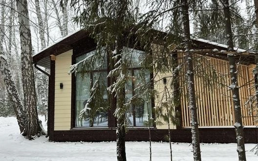 В «Рассвете» много отдельных домиков, и внутри они выглядят точно не хуже, чем снаружи. Но сутки в них стоят порядка 20 тысяч рублей (в зависимости от площади и расположения) | Источник: san-rasswet.ru