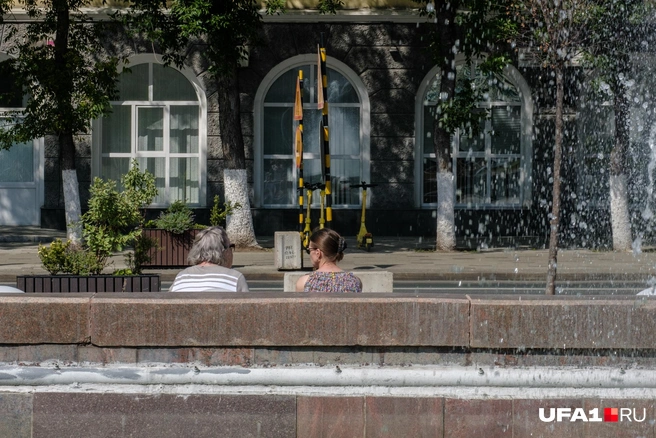 Капли от фонтана освежают… | Источник: Булат Салихов / UFA1.RU