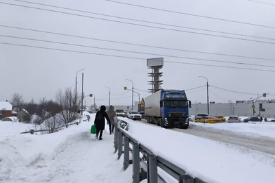 Застрявшая фура парализовала движение под Москвой