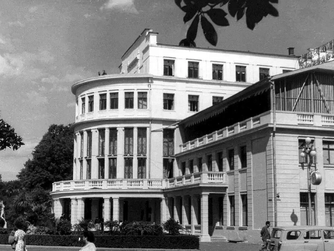 Первое задние гостиницы открылось в 1936 году | Источник: sochi.ru