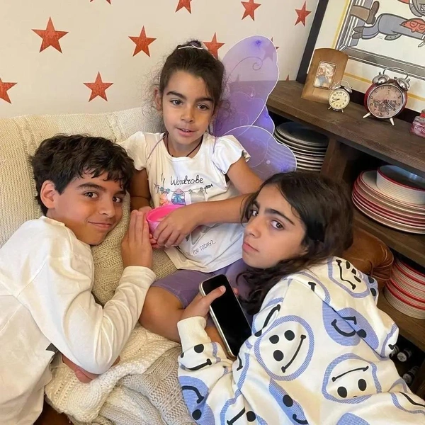 Пока режиссер находился в больнице, Маргарита Симоньян успевала заниматься детьми, заменять мужа в программе «Международная пилорама», а в январе — присутствовала на вручении супругу звания заслуженного артиста РФ