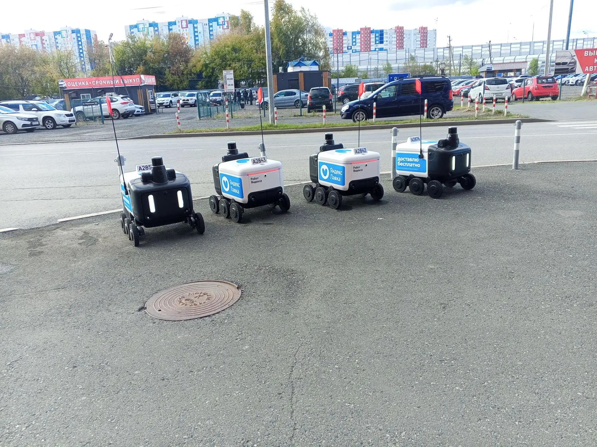 По Тюмени ездят роботы — курьеры. Прохожие помогают переходить им дорогу