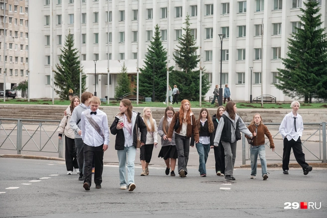 Не заметить школьников с лентами сегодня было очень сложно | Источник: Иван Митюшёв / 29.RU