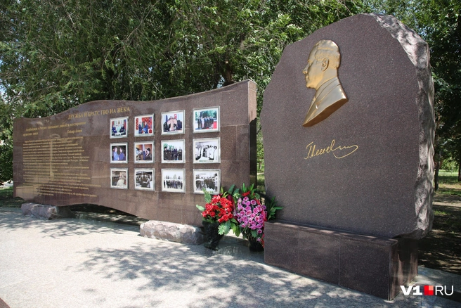 Дальнейшая судьба памятника Гейдару Алиеву пока не озвучивается | Источник: Константин Завриков / V1.RU