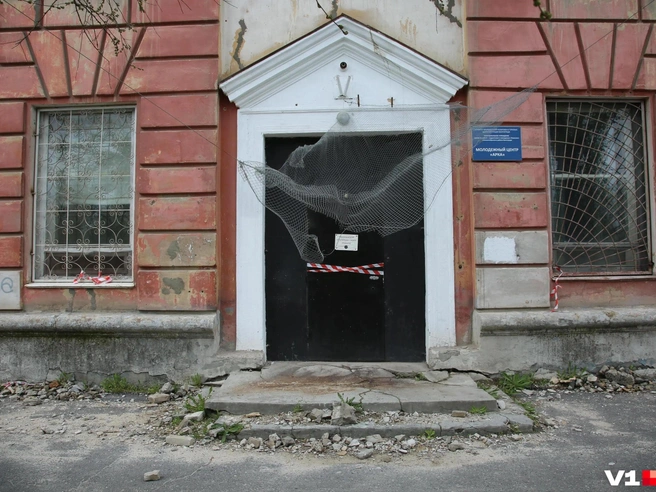 Вход в «Репейник» перекрыли, чтобы избежать травм и гибели посетителей центра | Источник: Константин Завриков / V1.RU