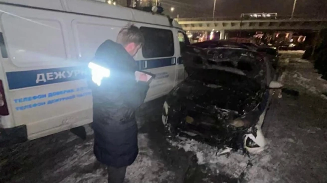 Эхо Одиссея. Поджигатели шин у дверей квартиры пенсионерки в Петербурге получили сроки | Источник: Официальный канал Главного следственного управления Следственного комитета России по городу Санкт-Петербургу