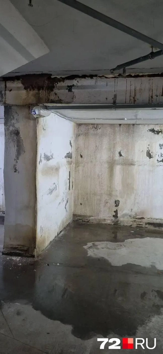 В паркинге стоят лужи | Источник: Читатель 72.RU