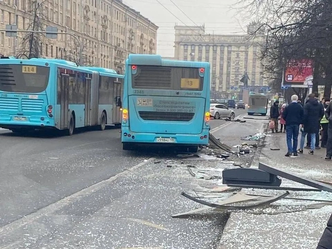 На месте аварии рассыпаны стекла  | Источник: Московский район, Санкт-Петербург / «ВКонтакте»