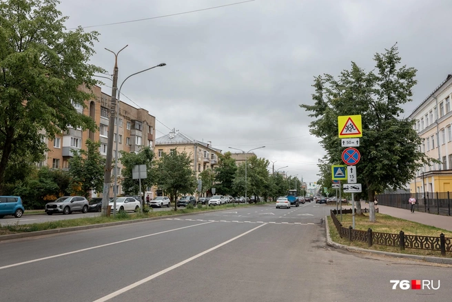 Дальше по улице расположены школа № 44, жилые дома, магазины и кафе | Источник: Александр Куренной / 76.RU