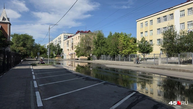 В Кургане в центре города затопило улицу | Источник: Алёна Кисель / 45.RU