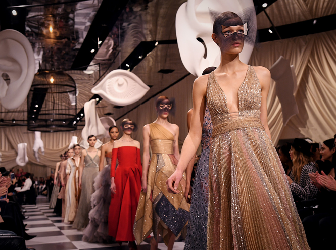 Сюрреализм в масках: Dior Haute Couture SS18