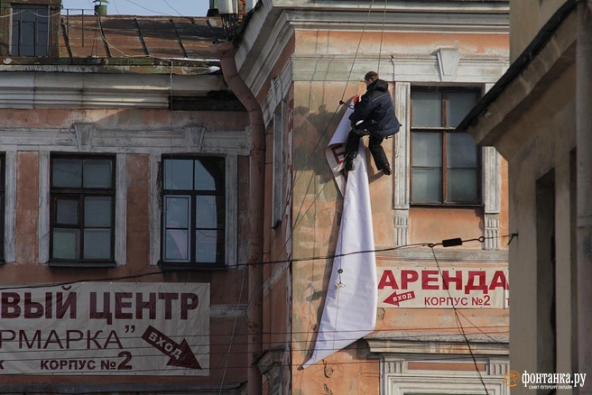 Разрыв шаблона. В Петербурге хотят разрешить вешать вывески без согласования — но не всем | Источник: Михаил Огнев / «Фонтанка.ру»