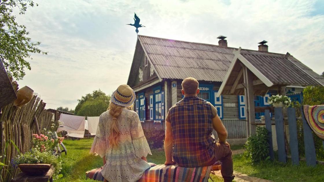 &laquo;Родительский дом&raquo; с Романом Курцыным и Полиной Максимовой: почему после просмотра этой комедии хочется вернуться в детство?