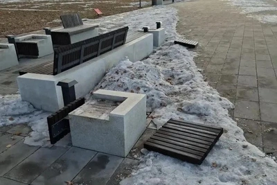 В Благовещенске задержали вандала, испортившего скамейки