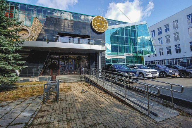 Эти фото сделаны несколько лет назад, когда в здании еще работал Luxe Store — с того времени его облик не особо изменился | Источник: Тимофей Калмаков / 59.RU