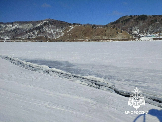 Людей просят не проверять лёд на прочность ударом ноги, лучше использовать палку | Источник: ГУ МЧС России по Иркутской области