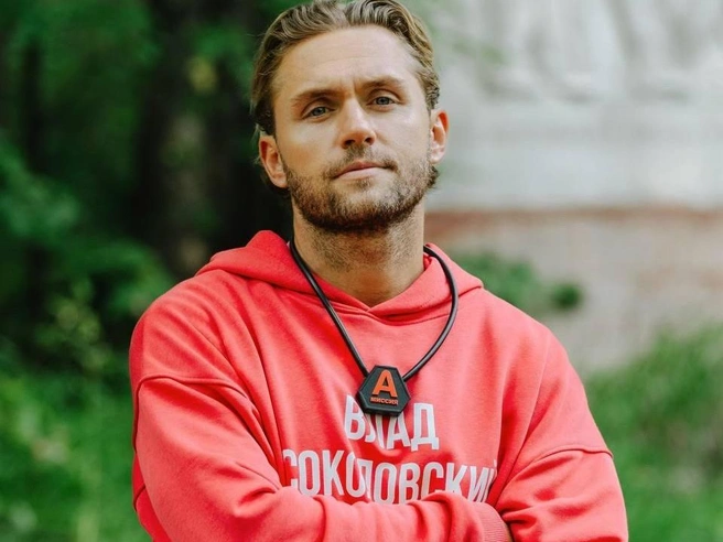 Соколовский вырвал иммунитет в схватке с двумя разгневанными собаками | Источник: fridaytv / Instagram (экстремистская организация, деятельность запрещена на территории РФ)