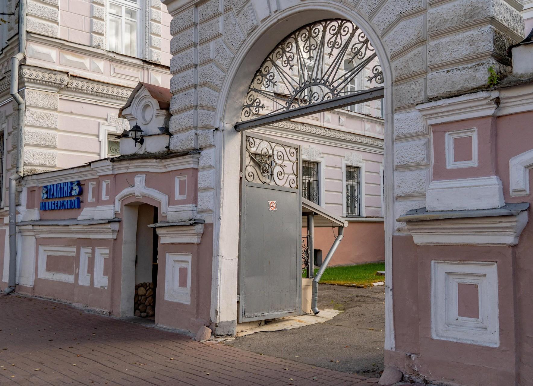 А это место работы Кати. В здании 17/1 на Волжской набережной находится Музей истории Ярославля | Источник: Кирилл Поверинов / 76.RU