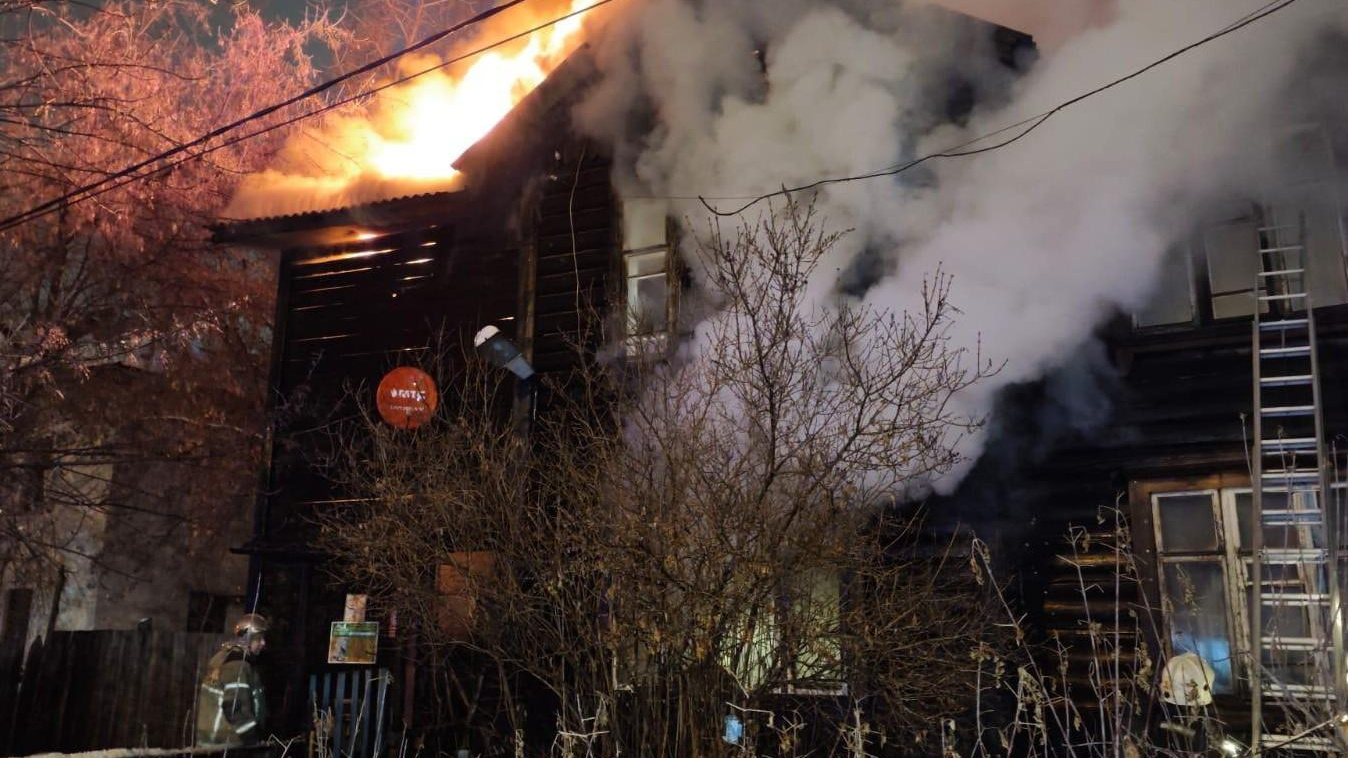 В Екатеринбурге загорелся жилой дом. Погибли два человека