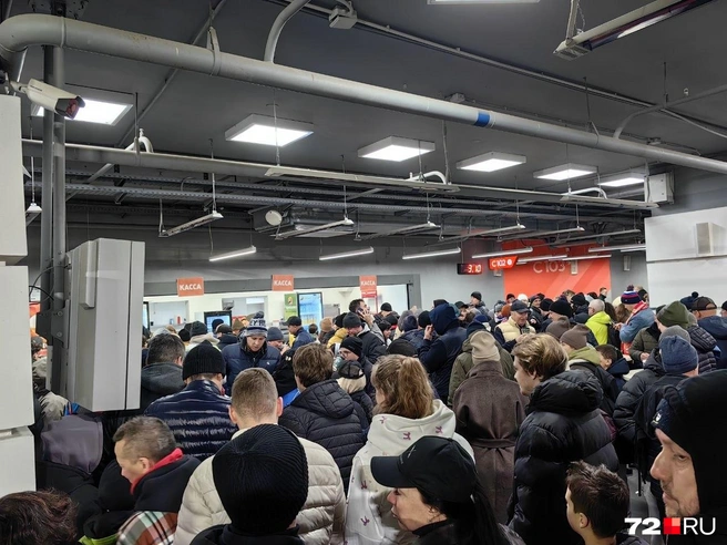 В перерыве толпы стояли за горячим чаем. На улице было холодно  | Источник: Павел Красоткин / 72.RU 