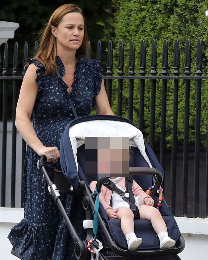 Редкое фото: беременная Пиппа Миддлтон в платье Kate Spade на прогулке с дочерью Грейс