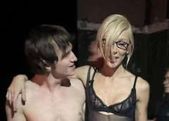 Выпивает с друзьями и ходит по стеклянной крыше: момент падения рэпера Vacio попал на видео