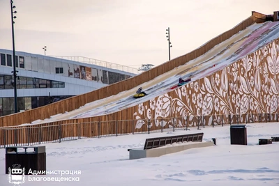 На площади Ленина в Благовещенске демонтируют тюбинговую горку