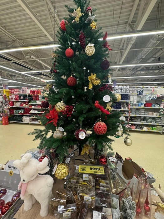 Искусственная елка в одном из магазинов | Источник: Дарья Гранкина / 26.RU