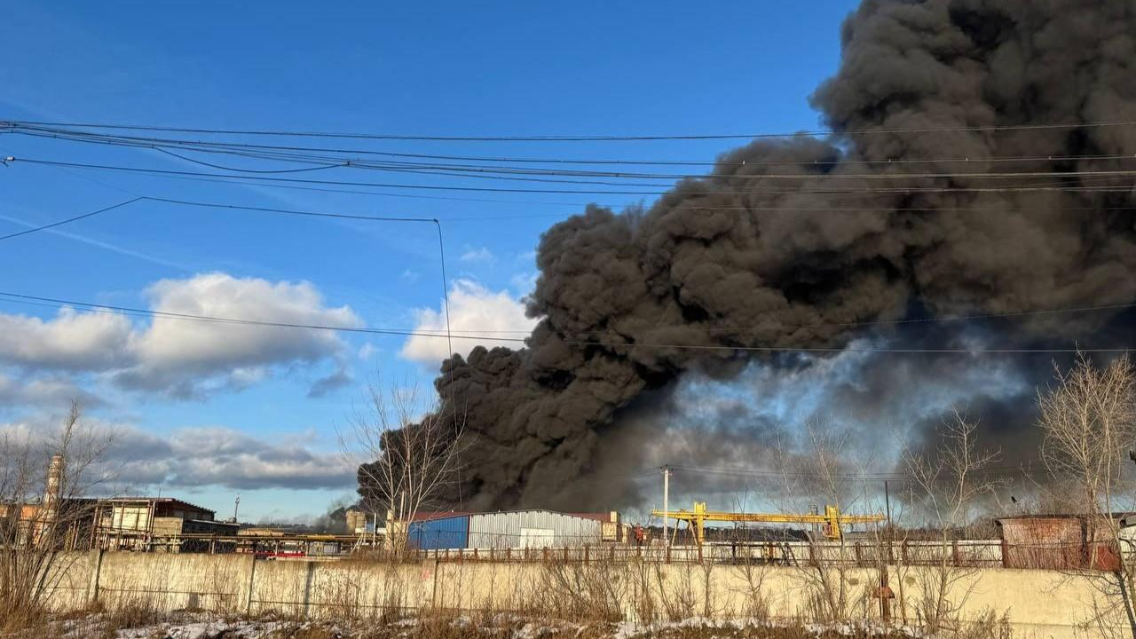 В Екатеринбурге произошел мощный пожар в промзоне рядом с Кольцово: как это было