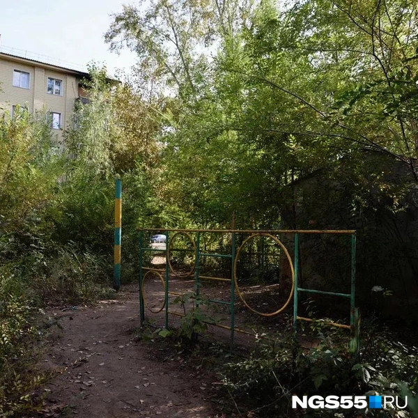На площадке не установлено освещение — по ночам здесь лучше не ходить | Источник: Евгений Софийчук / NGS55.RU