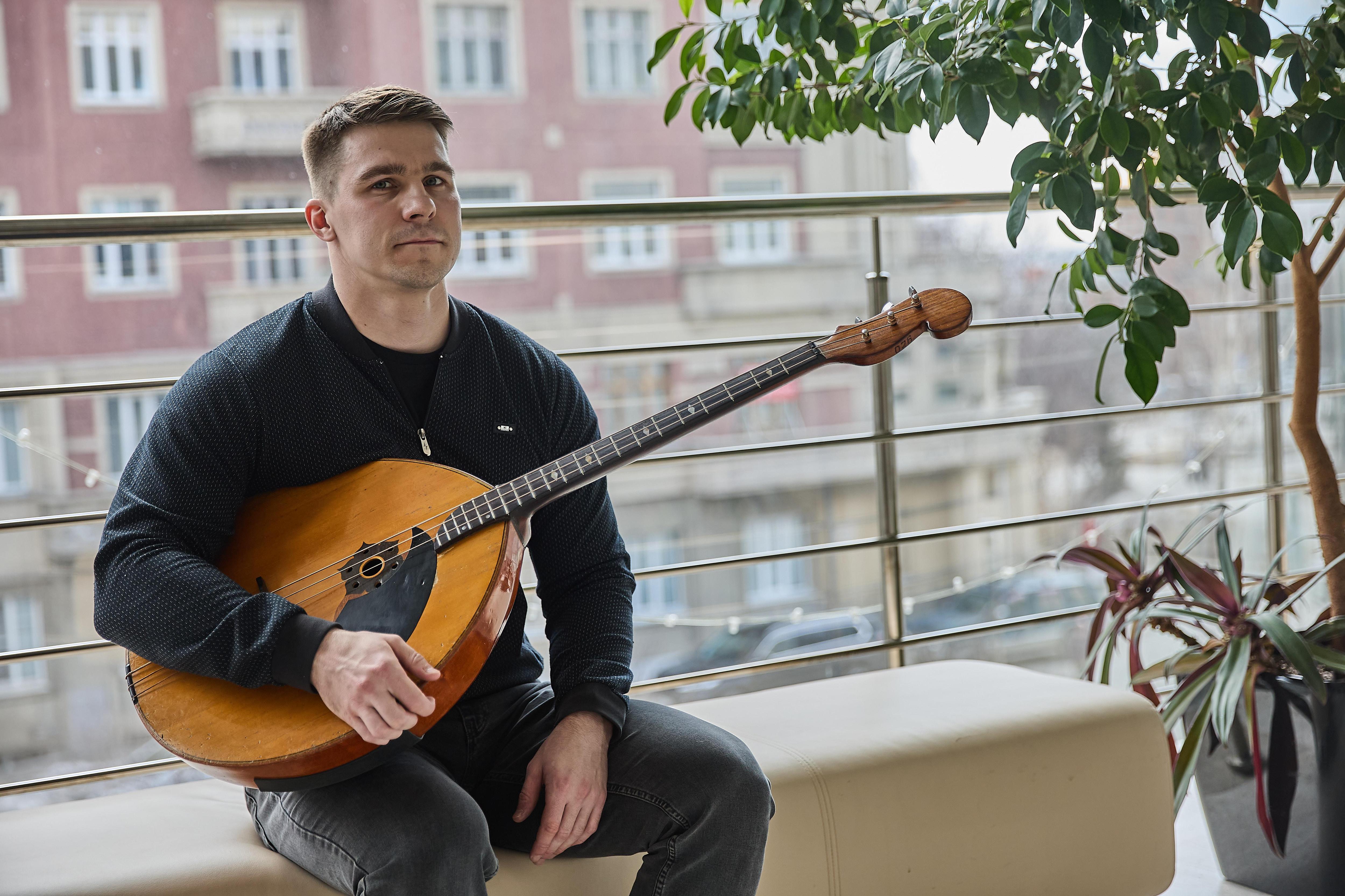 Многие не знают, как она звучит: красавчик-домрист  об инструменте из тыквы, терках за сцену и Надежде Кадышевой