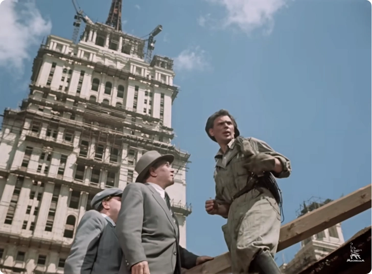 Кадр из фильма. Строящаяся гостиница «Украина» | Источник: Киноконцерн «Мосфильм» / YouTube