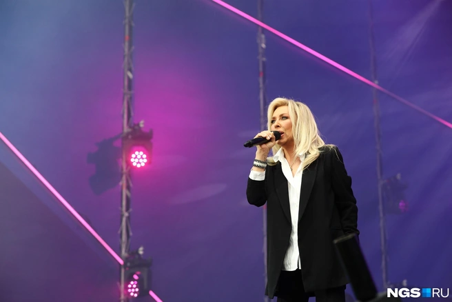 На сцену певица вышла около 19:50 | Источник: Александр Ощепков / NGS.RU