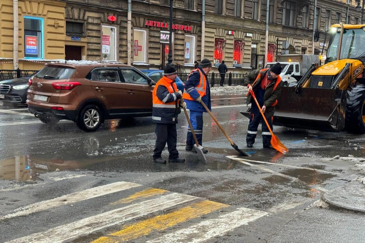 Царь-лужу на углу Кирочной и Восстания убирают после красочного видео