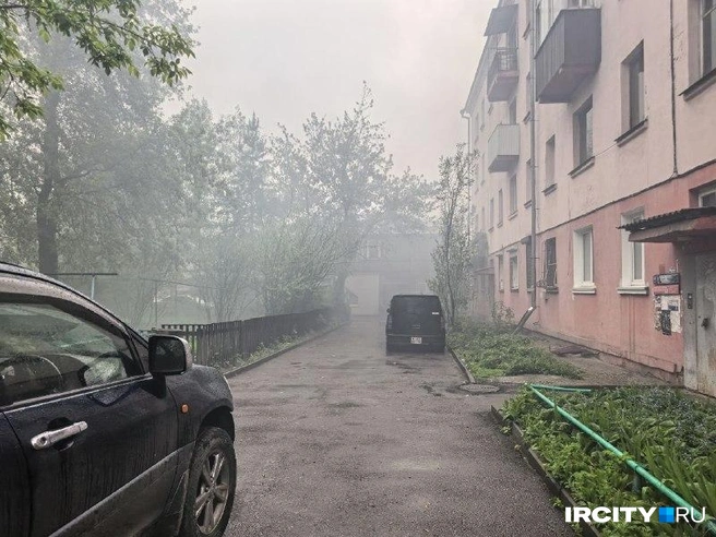 Дым заполонил дворы соседных домов | Источник: Алёна Кашпарова / «ИрСити»